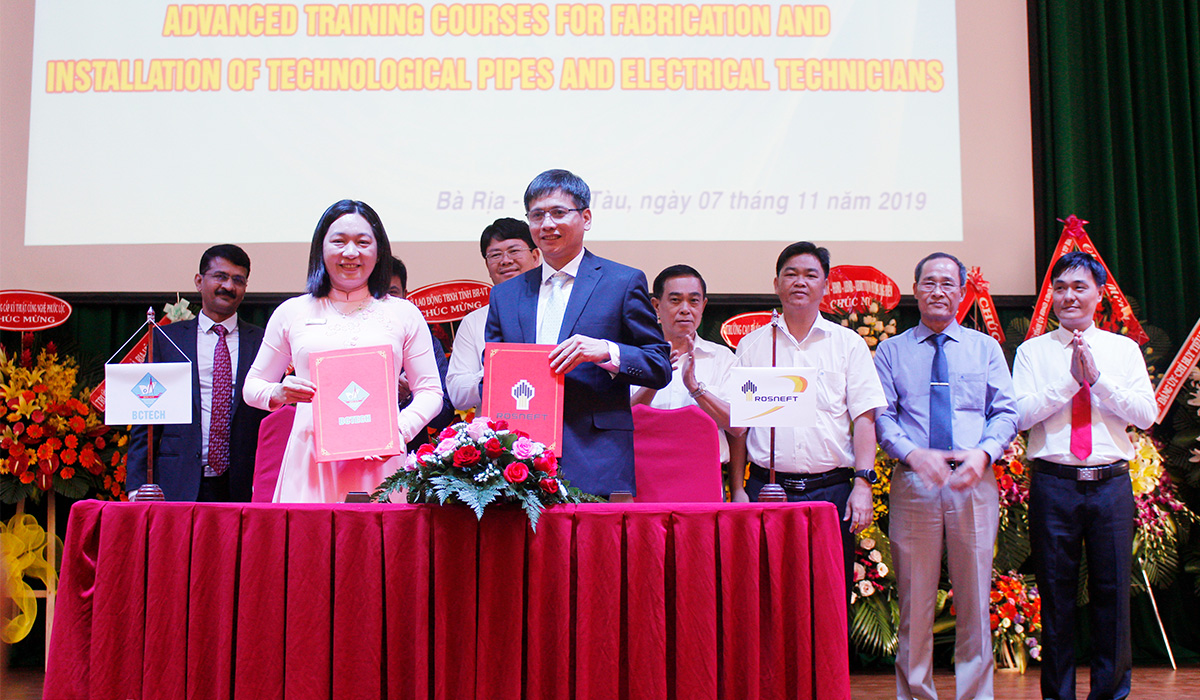 Nhà trường và công ty Rosneft Việt Nam cùng các đối tác trong Lô 06.1 ký hợp đồng tài trợ kinh phí đào tạo nâng cao tay nghề và tiếng Anh cho HSSV