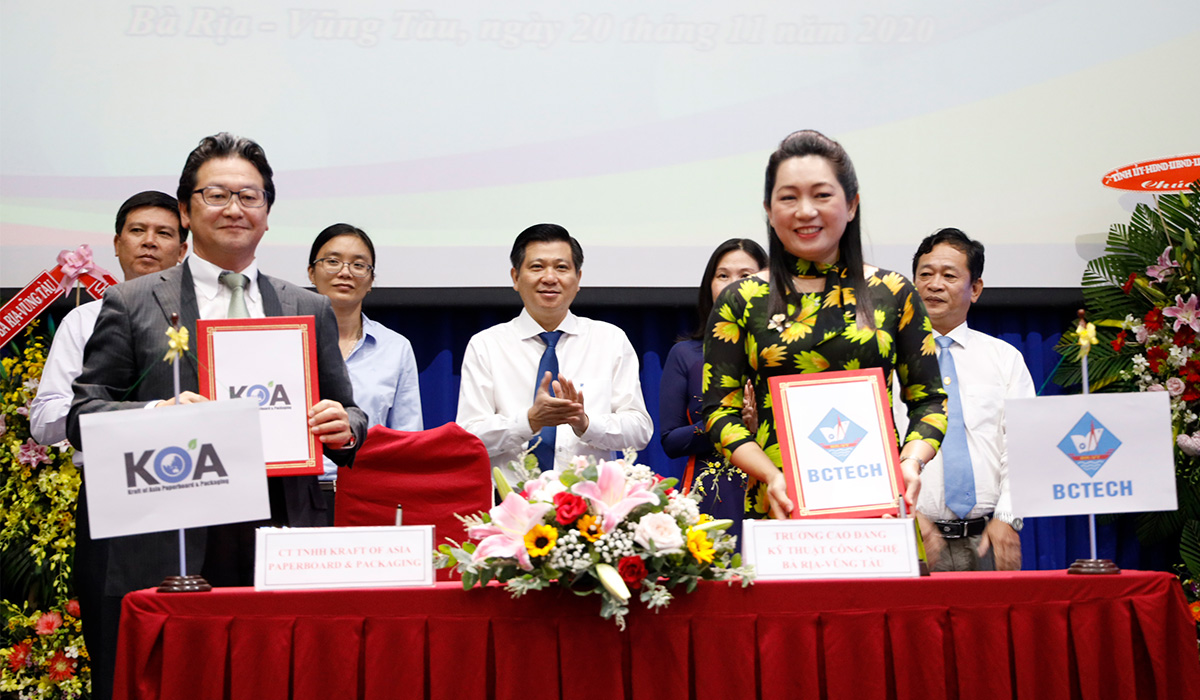 Nhà trường và công ty Kraft of Asia Paperboard & Packaging (KOA) ký kết hợp tác đào tạo và cung ứng nhân lực