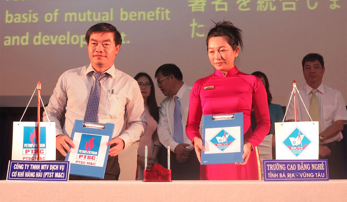 Nhà trường và công ty TNHH MTV Dịch vụ Cơ khí Hàng hải PTSC (PTSC M&C) ký kết hợp tác đào tạo và cung ứng nhân lực