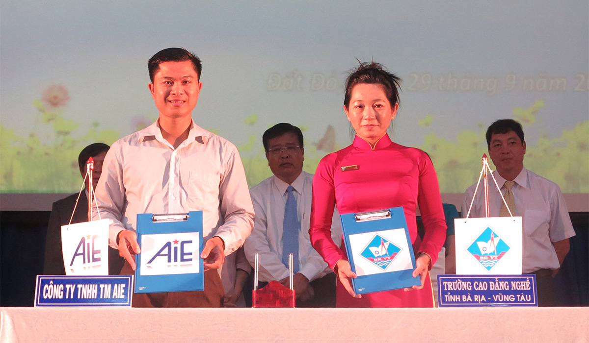 Nhà trường và công ty TNHH TM AIE ký kết hợp tác đào tạo và cung ứng nhân lực